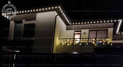 Новогодняя подсветка дома гирляндой Белт-Лайт с белыми лампами