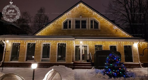 Новогодняя подсветка дома гирляндой бахрома с холодным мерцанием