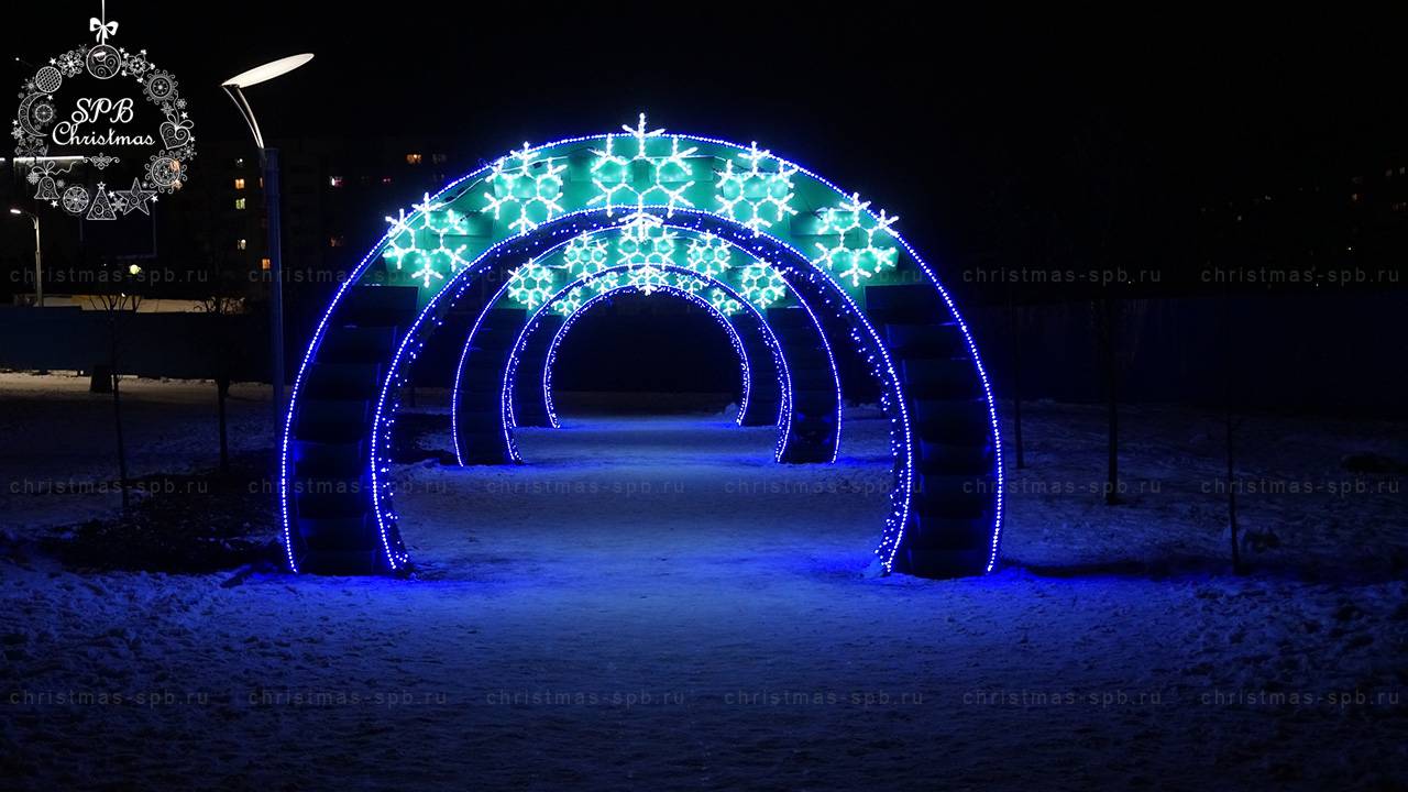 Для жителей города Тихвин «КристмасСПБ» создал сказочные новогодние арки в парке Эрувиль Сен-Клер. Оборудование: нить IP54 200LED, фигура снежинка, дюралайт.