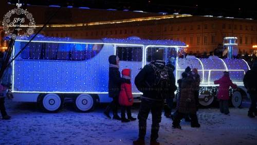 Сказочный паровоз в гирляндах встреча Деда Мороза на Дворцовой площади 2018