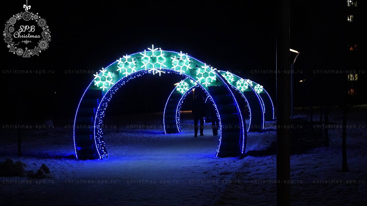 Для жителей города Тихвин «КристмасСПБ» создал сказочные новогодние арки в парке Эрувиль Сен-Клер. Оборудование: нить IP54 200LED, фигура снежинка, дюралайт.