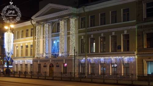 Новогоднее оформление фасада гирляндами университета СПбГАСУ г. Санкт-Петербург