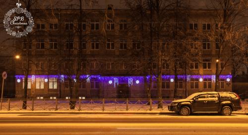 Оформление фасада гирляндами школы ГБОУ №507 Санкт-Петербург
