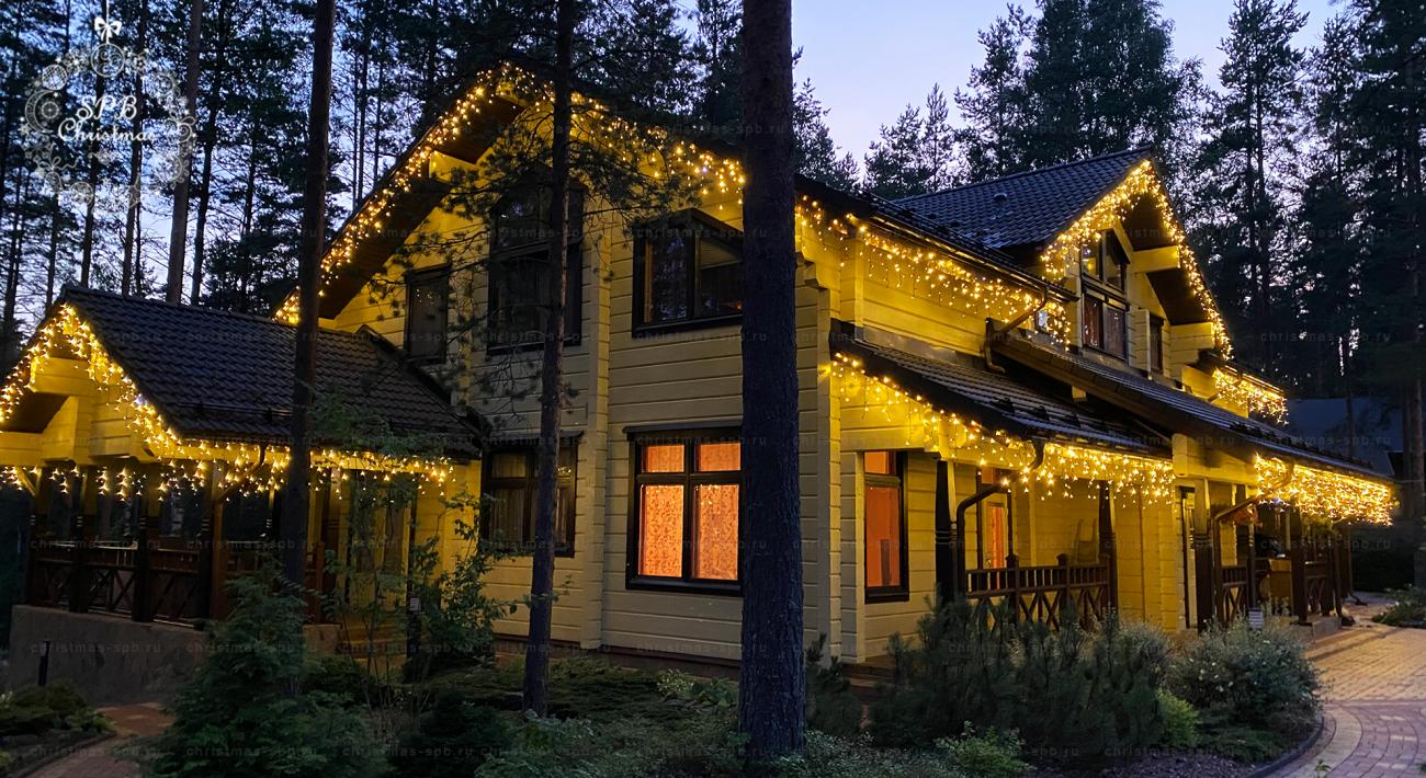 Световое оформление загородного дома светодиодной гирляндой бахрома тепло белого света, профессиональный монтаж под ключ.