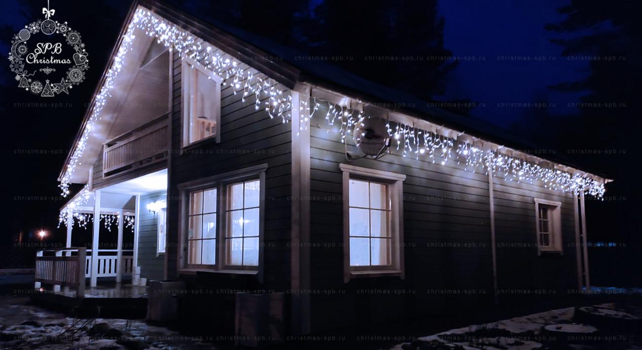 Новогоднее освещение домов электрогирляндами холодно белого цвета. Новогодняя подсветка, разработка макета, профессиональный монтаж под ключ.