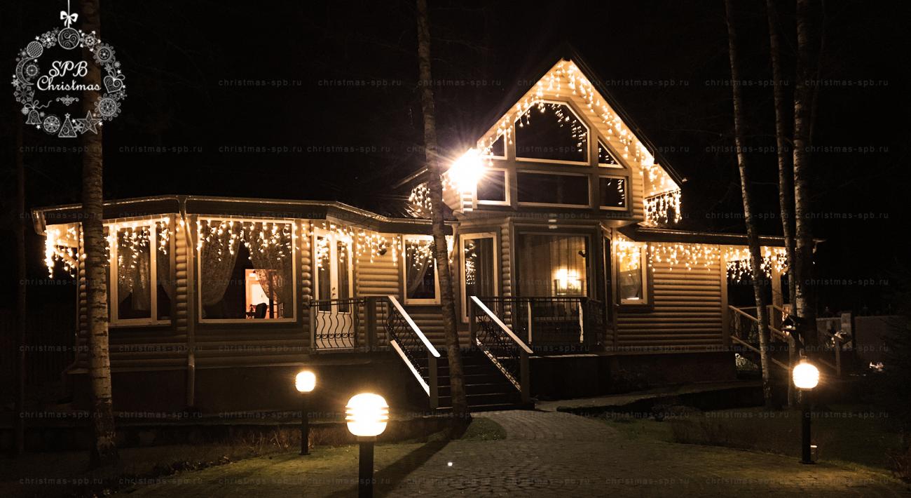 Новогоднее оформление дома светодиодными гирляндами. В проекте использована бахрома 120LED тепло белого цвета.