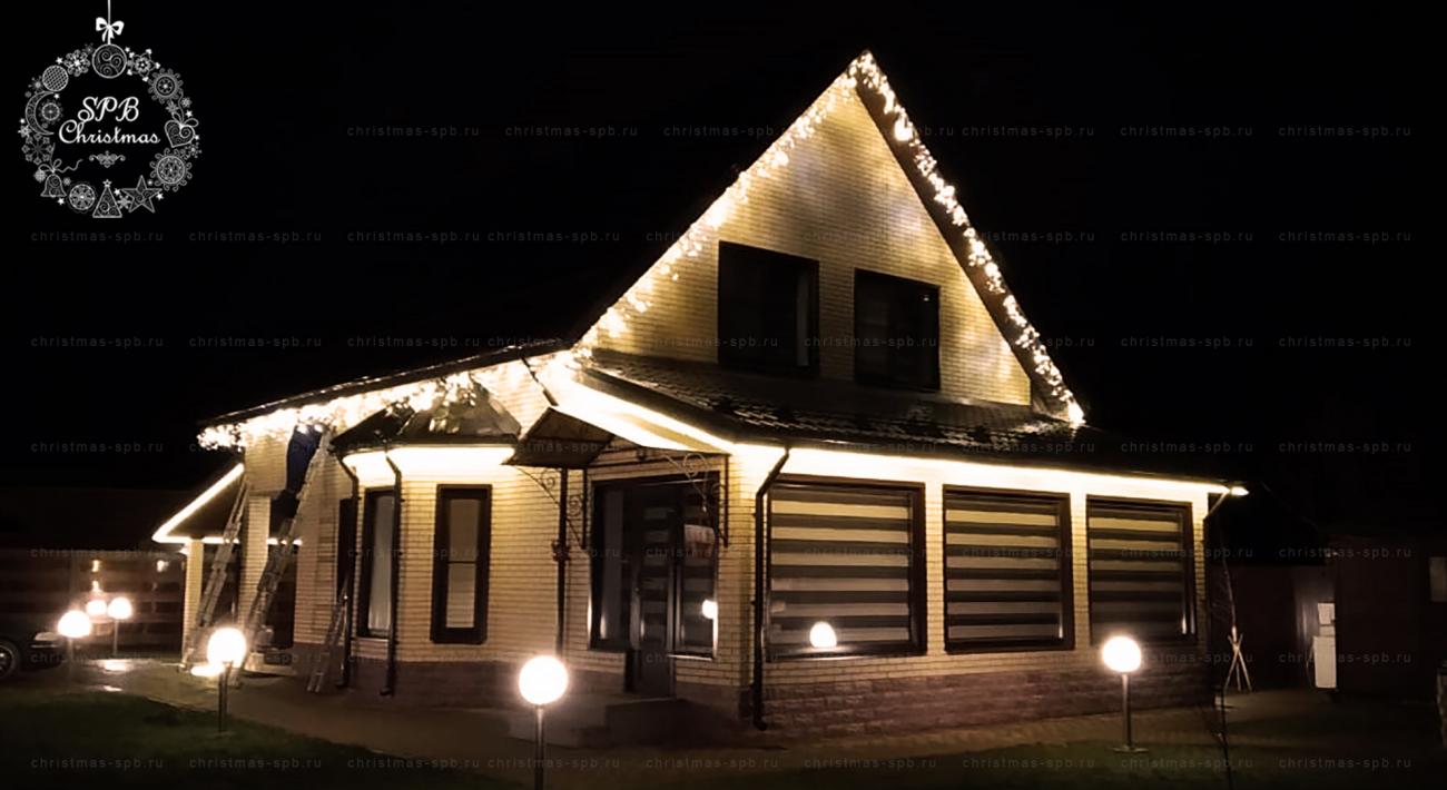 Новогоднее оформление загородного дома светодиодными гирляндами бахрома с холодно белым свечением. Срок реализации проекта – 1 день.