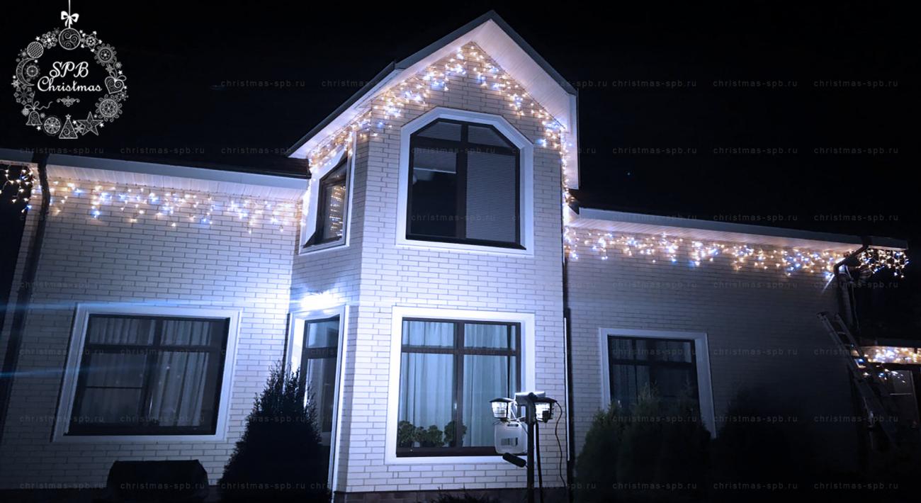 Новогодняя подсветка по периметру крыши выполнена светодиодной гирляндой бахрома тепло белого света с динамичным эффектом мерцания