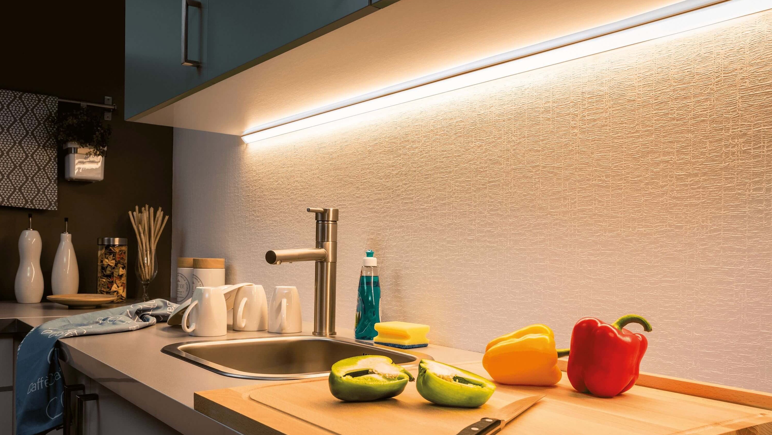 Светодиодная подсветка шкафов и рабочей поверхности кухни