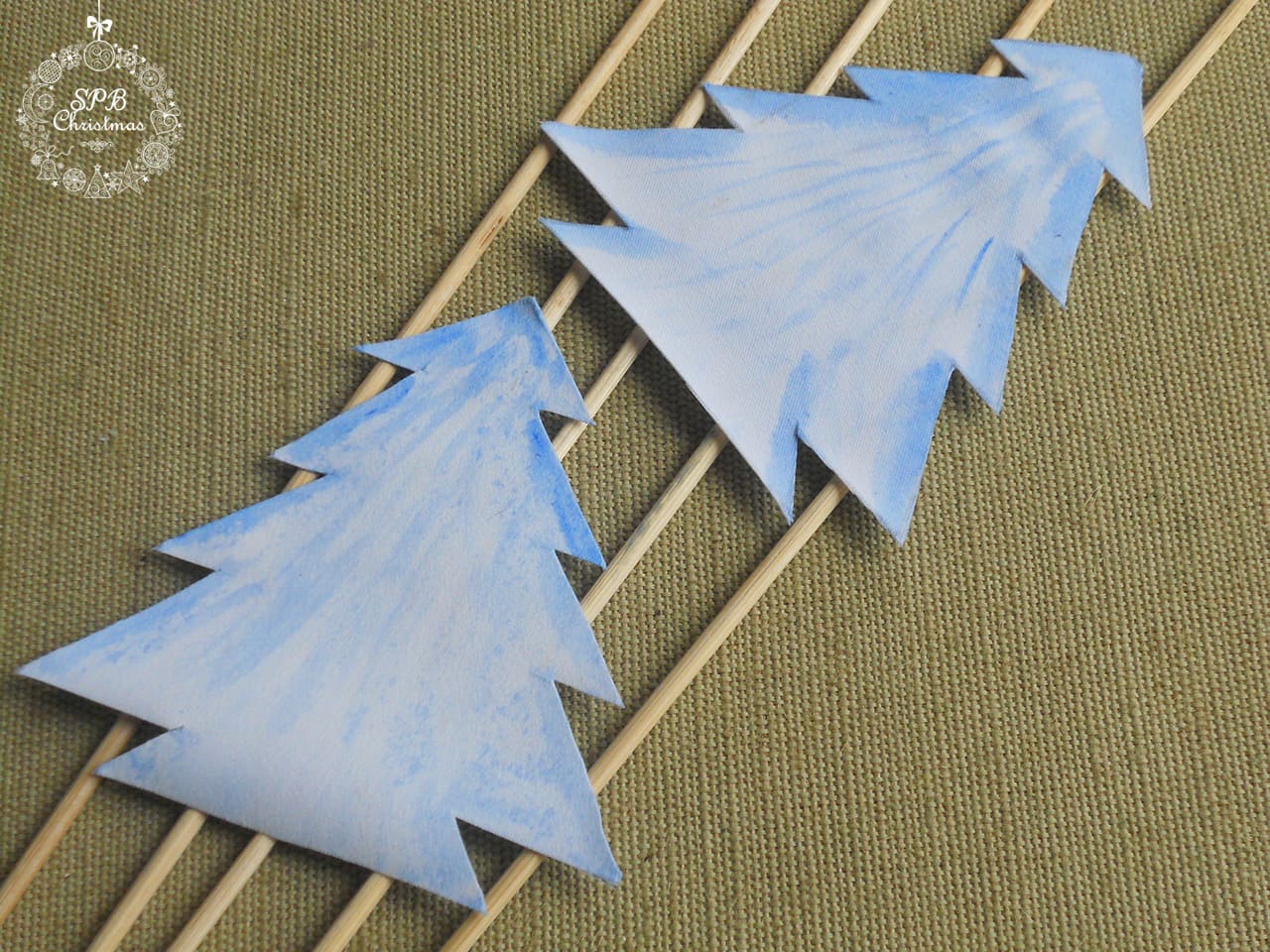Ёлочка из ткани с гирляндой из бисера. Интерьерное украшение к Новому году
