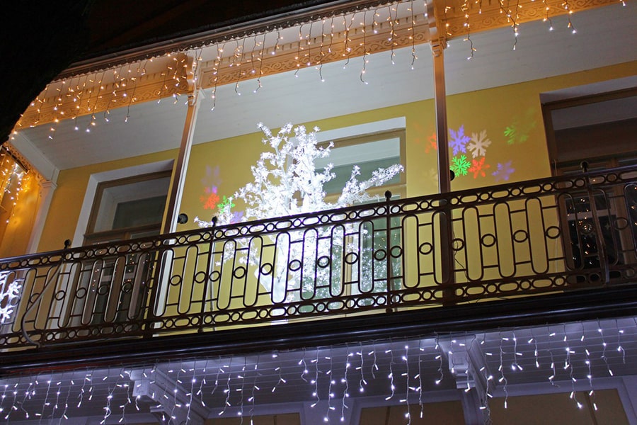 Новогодние украшения открытого балкона или лоджии