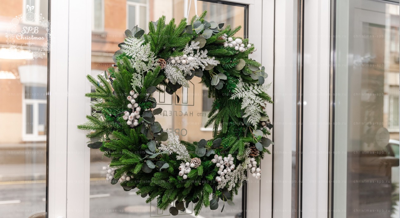 Новогодние украшение интерьера от профессионалов, команда светотехников и флористов от Кристмас-СПБ - Еловый венок на дверь ручной работы