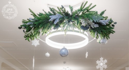Оформление люстры новогодней еловой лапой с декором (БЦ «МФК Наследие»)