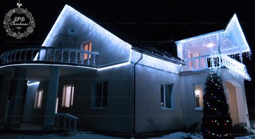Новгогоднее оформление фасада дома в холодном белом свете
