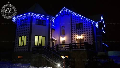 Гирлянда бахрома синего цвета на крыше дома