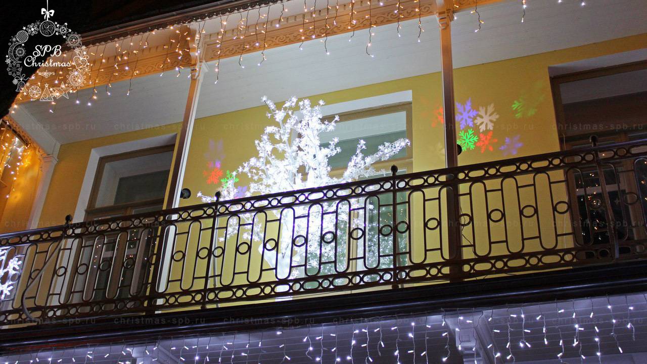 Наша компания украсила к Новому Году дошкольное отделение школы № 606 в городе Пушкин. Оборудование: бахрома, гирлянда нить, фигура снежинка, светодиодное дерево «Сакура», прожекторы RGB
