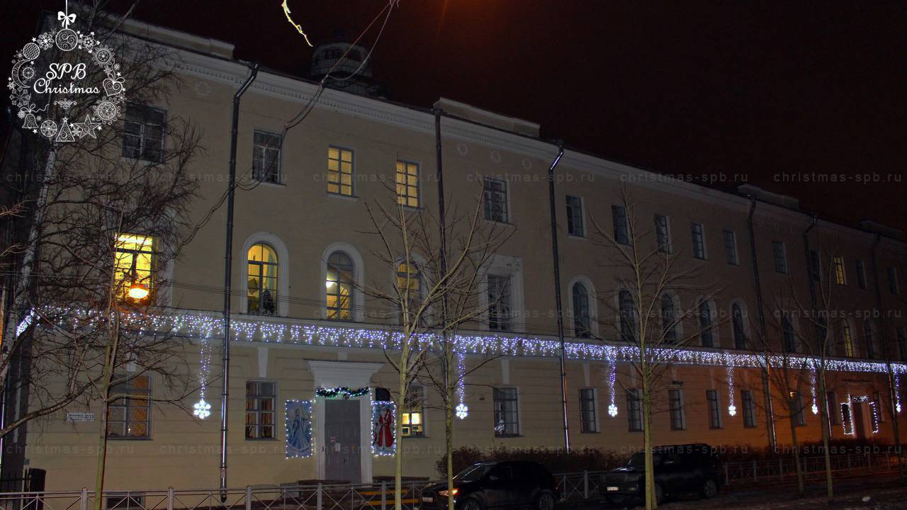 Наша компания украсила к Новому Году дошкольное школу № 606 в городе Пушкин. Оборудование: бахрома, гирлянда нить, фигура снежинка.