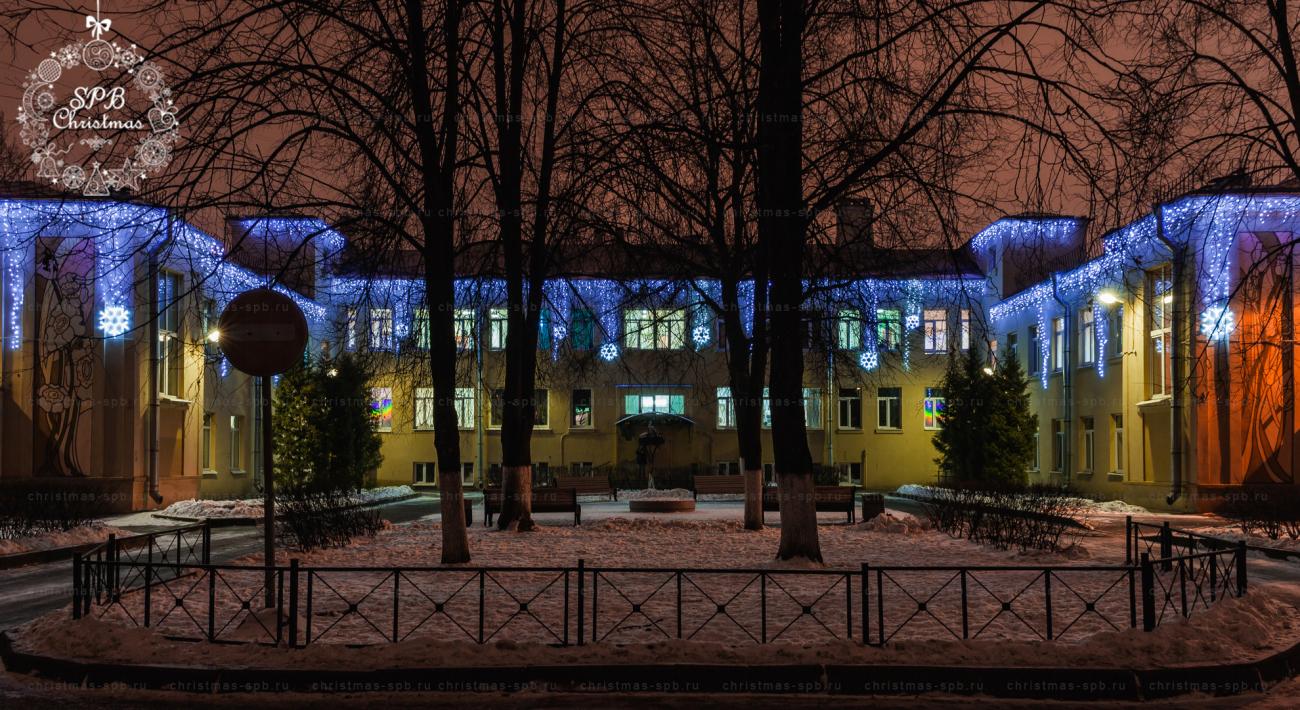 Новогодние оформление гирляндами фасада поликлиники №17 согласно городскому дизайн проекту украшения Красногвардейского р-на. В проекте использованы гирлянды: бахрома, нить, мотивы из дюралайта 