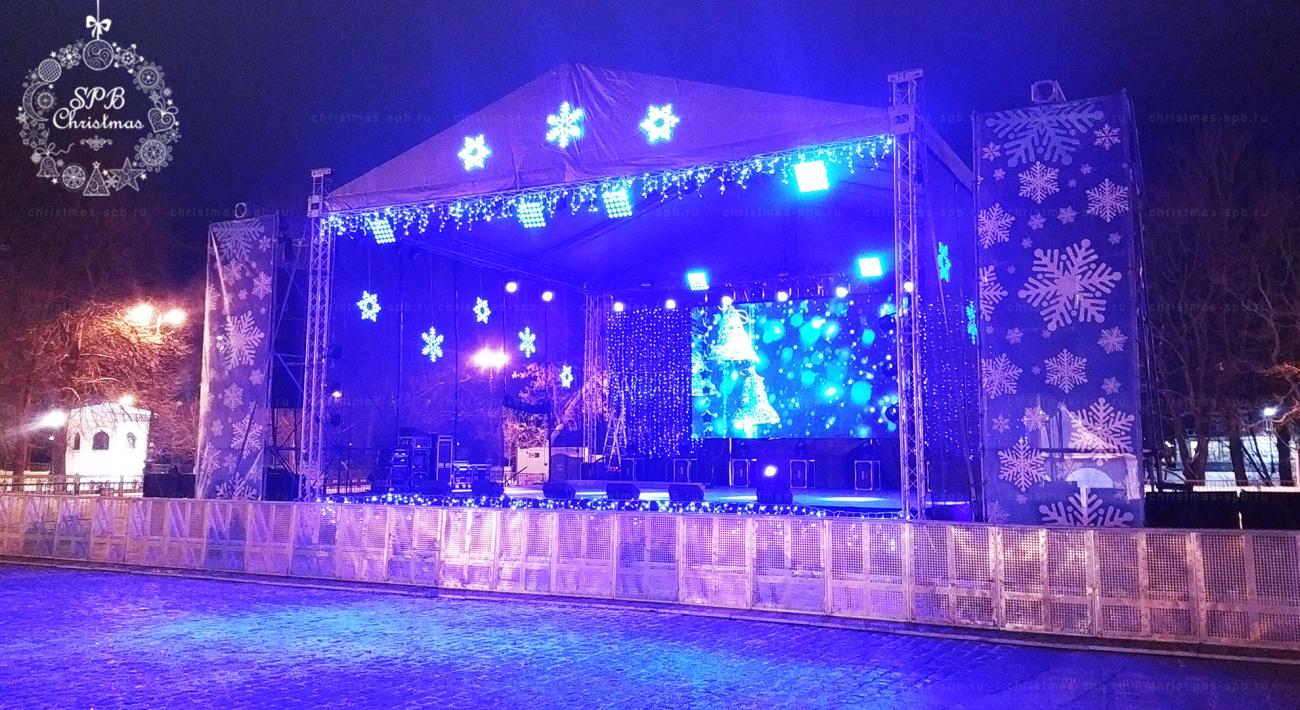 Наша компания украсила центральную сцену г. Кронштадт к празднованию Нового года. В художественном оформление использованы гирлянды: бахрома, занавес, неоновые снежинки. 
