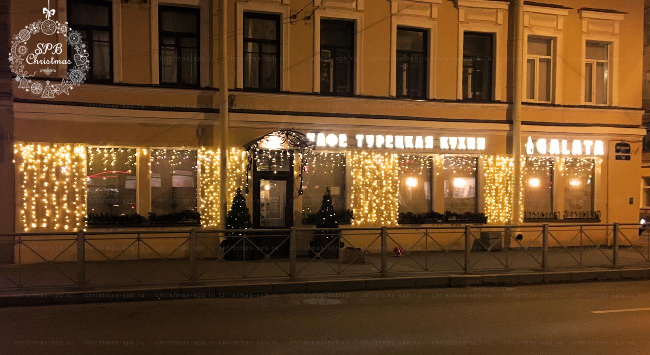 Фасад ресторана GALATA был украшен в тепло белых тонах: светодиодная бахрома, световой занавес, гирлянда нить на батарейках (для автономной подсветки пихт). 

