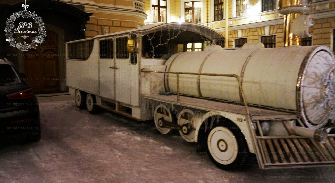 Монтаж световых декорации на паровоз Деда Мороза  