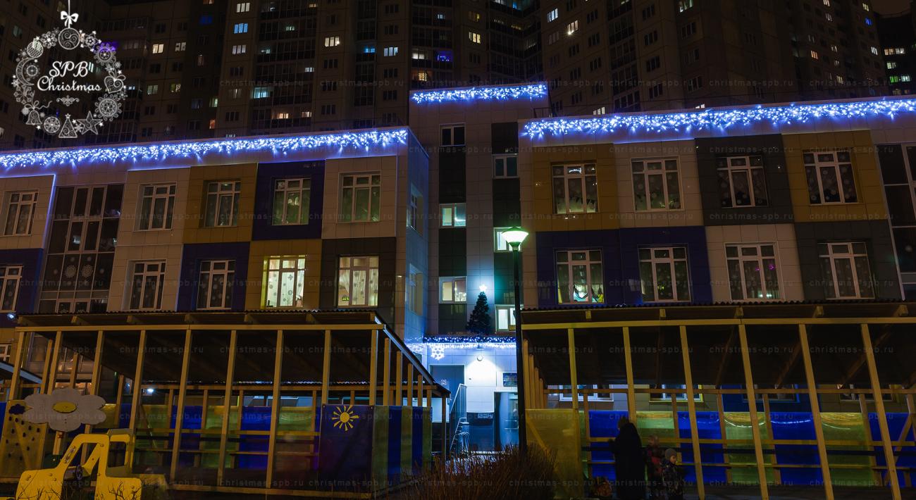 Объект: детский сад № 88
Оформление фасада детского садика к новогодним праздникам. В проекте использованы: светодиодная бахрома, световые снежинки, гирлянда нить.
