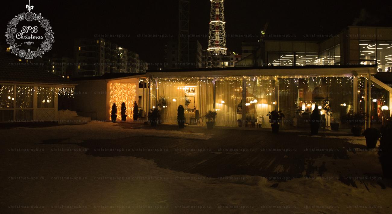 Оформление ресторана и прилегающей территории светодиодными гирляндами бахрома тепло белого света.