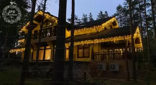 Дом украшен тело белой бахромой